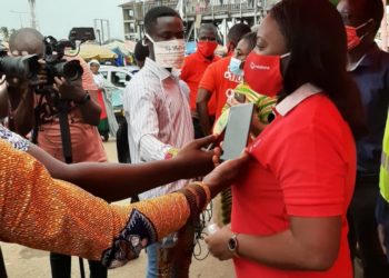 Vodafone distributes nose masks to trade partners