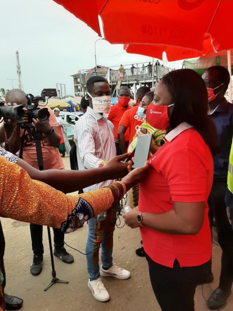 Vodafone distributes nose masks to trade partners