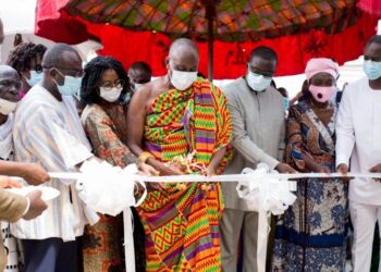 From left to right (Nana Adjei Ayeh II, GRIB President, Mrs. Tucci Ivowi, CEO of GCX, Nana Otuo Siriboe II, Omanhene of Juaben & Chairman of the Council of State, Nana Abeyie Siriboe, Founder of Juaben Food Bank Limited, Hon. Ama Pomaah Boateng, MP of Juaben and Garry Adu-Darko, Executive Director of JFBL.)