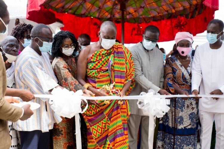 From left to right (Nana Adjei Ayeh II, GRIB President, Mrs. Tucci Ivowi, CEO of GCX, Nana Otuo Siriboe II, Omanhene of Juaben & Chairman of the Council of State, Nana Abeyie Siriboe, Founder of Juaben Food Bank Limited, Hon. Ama Pomaah Boateng, MP of Juaben and Garry Adu-Darko, Executive Director of JFBL.)