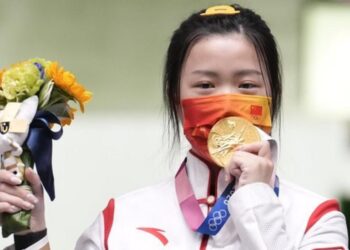 Tokyo Olympics: Gold medals, shock exits, high temperatures and positive Covid tests on day one