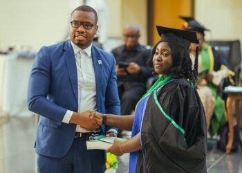 ￼Dr Samiraa Wins Ginsomin Excellence Award From Mega Lifesciences At UHAS 7th Congregation￼